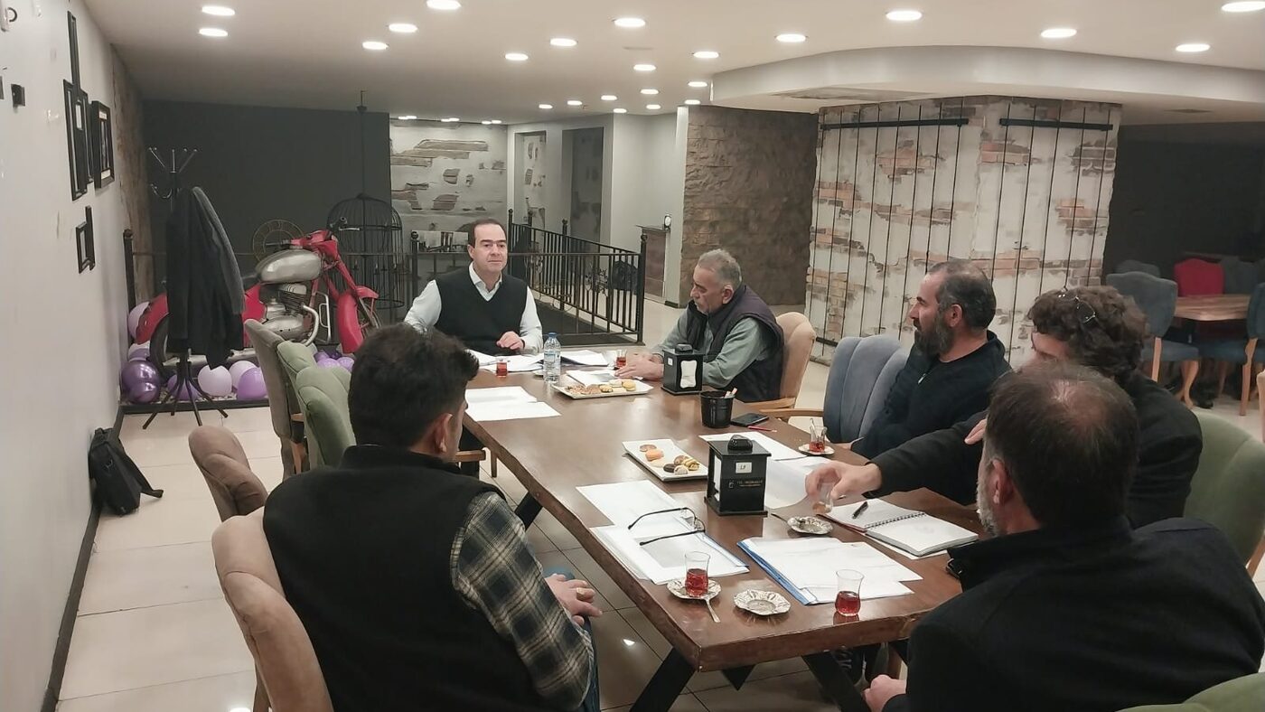 Çalıştayda masa başında iş planını konuşan girişimciler