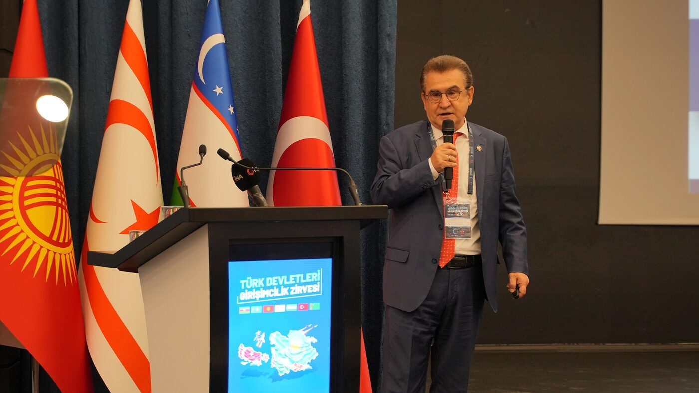 Forumda kürsüden sunum yapan girişimci