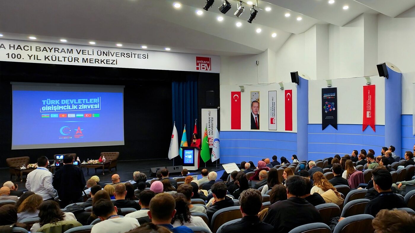 Konferans salonunda eğitimi dinleyen girişimciler