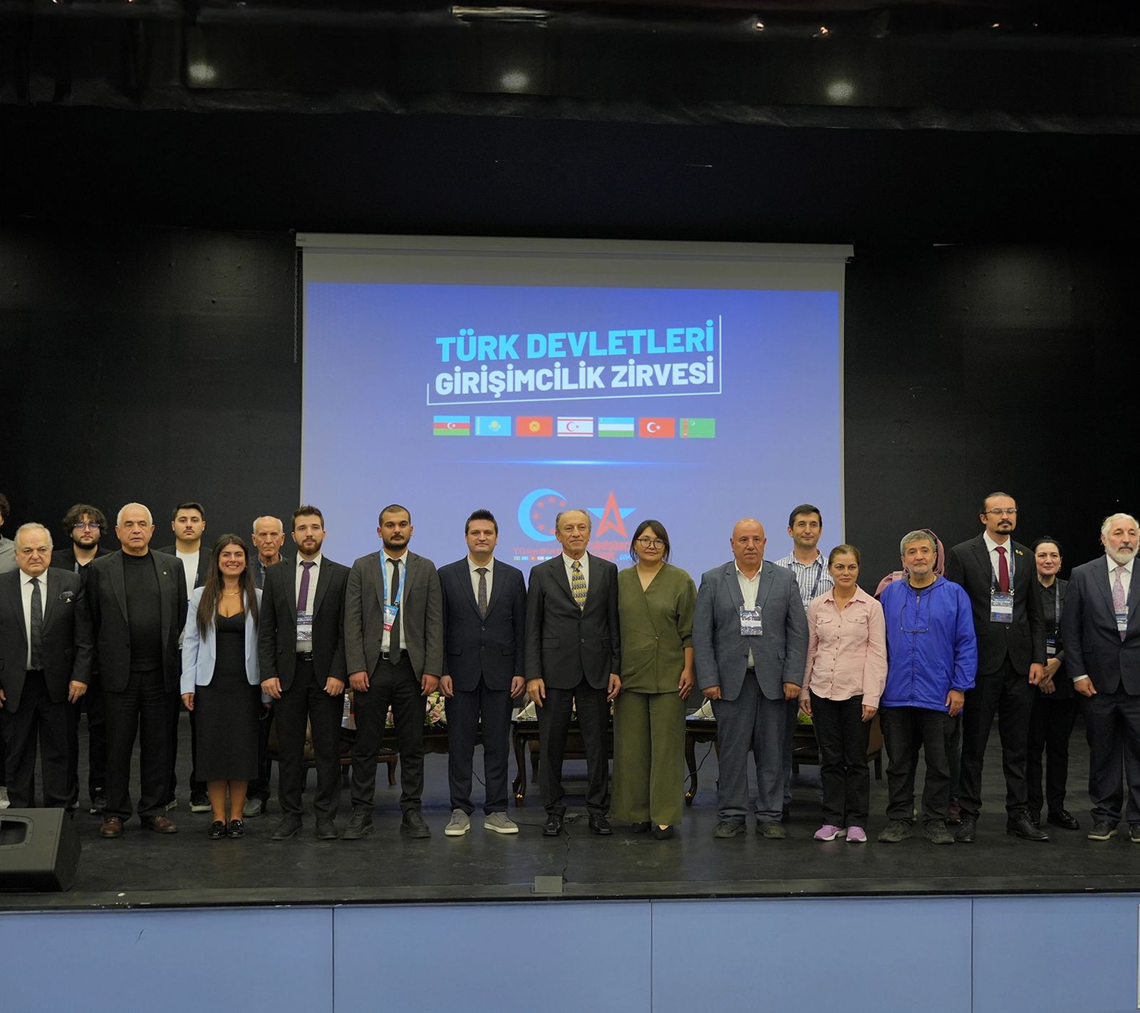 Türk Devletleri Girişimcilik Zirvesi'nde sahnede toplu fotoğraf